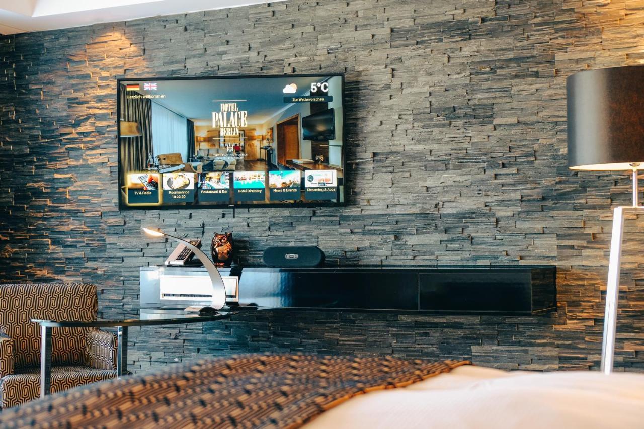 Hotel Palace Berlin Exterior foto A television set with a built-in sound bar